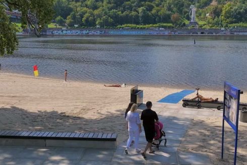 На Трухановом острове обустроили пляж: установили лавочки и душевые