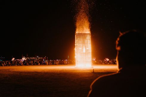 На Burning Man вперше спалили українську скульптуру. Вона нагадує тризуб