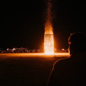 На Burning Man впервые сожгли украинскую скульптуру. Она напоминает тризуб