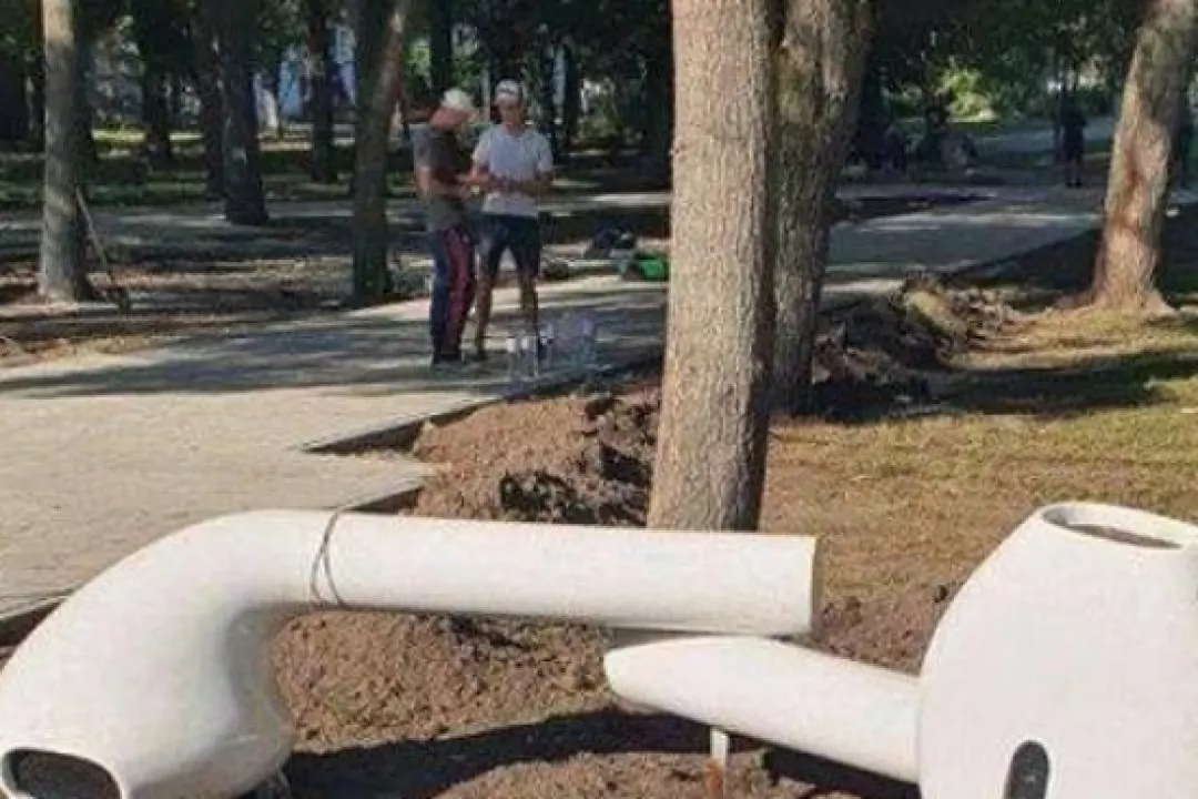 В Ковеле установили скульптуру в виде наушников AirPods