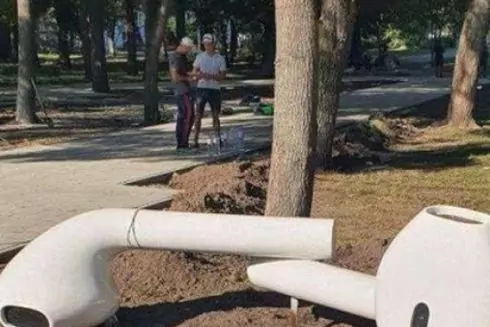 В Ковеле установили скульптуру в виде наушников AirPods