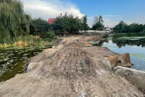 На Київщині насипали дорогу просто посеред озера, щоб скоротити шлях до укриття: подробиці