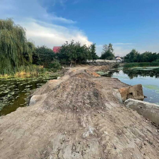 В Киевской области насыпали дорогу прямо посреди озера, чтобы сократить путь к укрытию: подробности