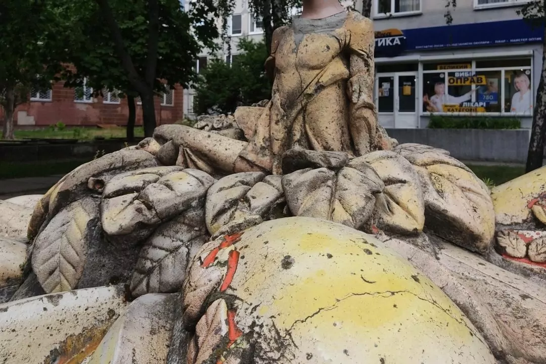 На Троєщині знищили унікальну глазуровану скульптуру "Дюймовочка"