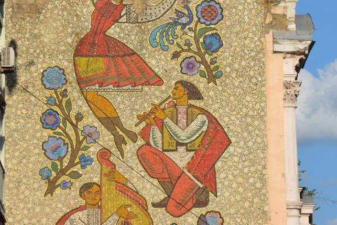 Біля Київської опери планують відновити цінну мозаїку, яка осипається