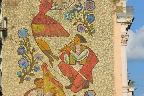 Біля Київської опери планують відновити цінну мозаїку, яка осипається