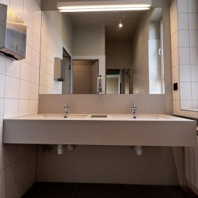 Волонтеры отремонтировали туалет в военном медицинском центре Львова и сделали его инклюзивным