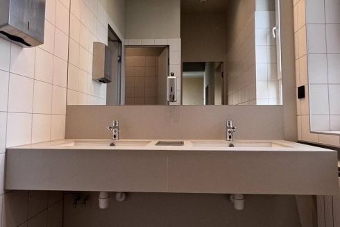 Волонтери відремонтували туалет у військовому медичному центрі Львова та зробили його інклюзивним