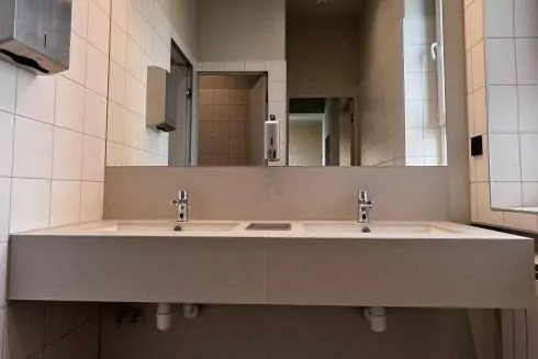 Волонтери відремонтували туалет у військовому медичному центрі Львова та зробили його інклюзивним