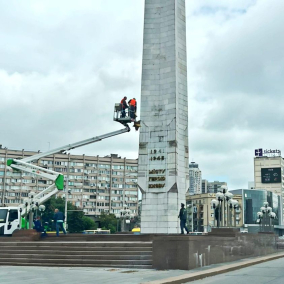 На Галицкой площади демонтировали советские элементы с обелиска в честь города-героя Киева