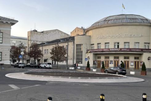 На Контрактовій площі з’явилося кільцеве перехрестя