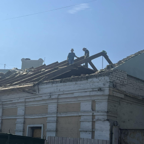 На Подолі знову почали розбирати дах 200-річної будівлі, яка має отримати охоронний статус
