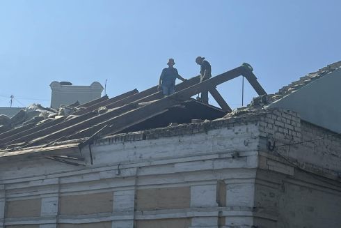 На Подолі знову почали розбирати дах 200-річної будівлі, яка має отримати охоронний статус