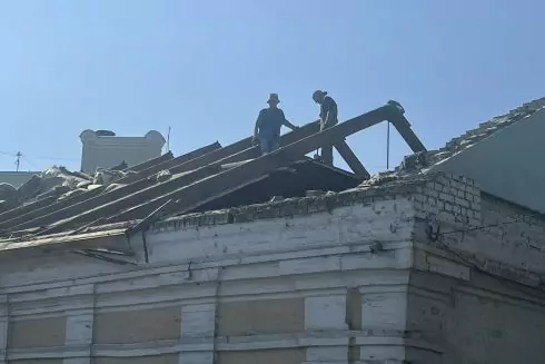 На Подоле снова начали разбирать крышу 200-летнего здания, которое должно получить охранный статус