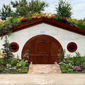 В Гостомеле для школьников построили укрытие в виде домика Гобитов