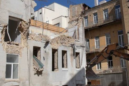 «Злочин і… відбудова?»: у дворі пам’ятки на Рейтарській організують виставку, щоб привернути увагу до свавілля забудовників