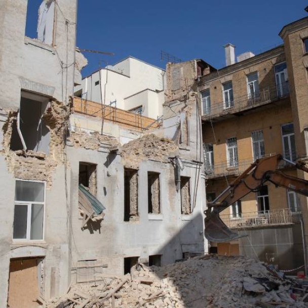 «Злочин і… відбудова?»: у дворі пам’ятки на Рейтарській організують виставку, щоб привернути увагу до свавілля забудовників