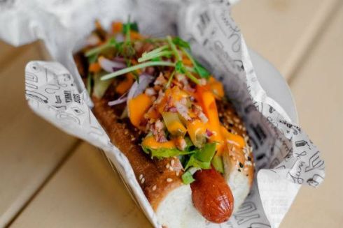 На Хмельницького відкрили стріт-фуд точку з хот-догами