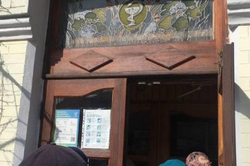 У КМДА проти встановлення деревʼяних дверей аптеки на Хмельницького, відновлених за кошт киян