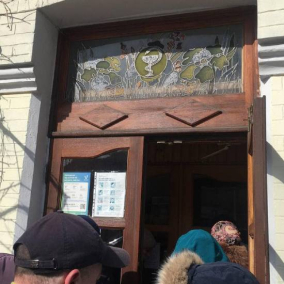 У КМДА проти встановлення деревʼяних дверей аптеки на Хмельницького, відновлених за кошт киян