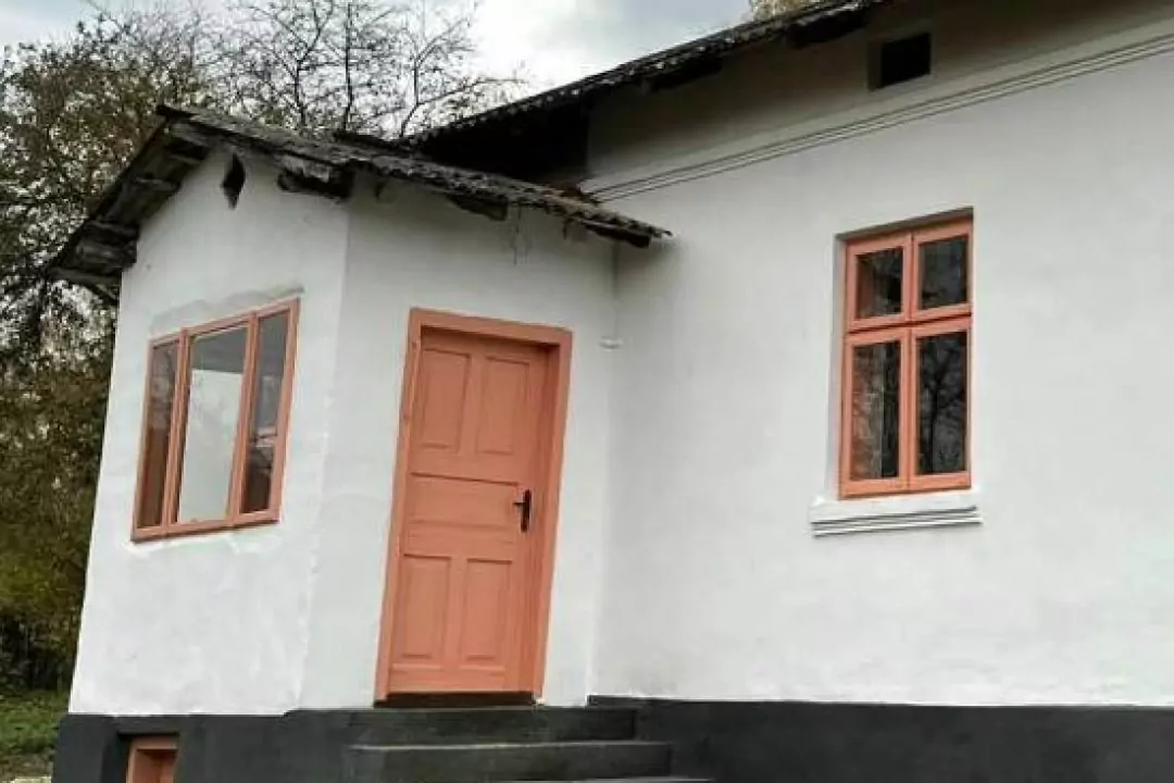 Дивіться, як реставрували стару хатинку у Поморянах, що на Львівщині