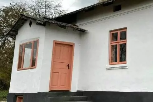 Дивіться, як реставрували стару хатинку у Поморянах, що на Львівщині