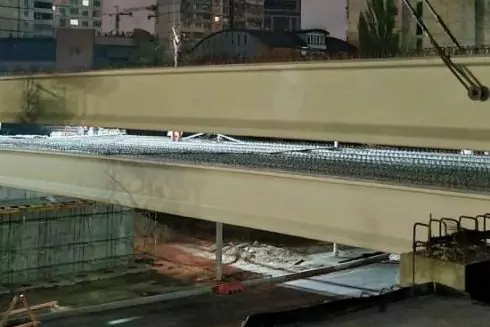 На Шулявці встановили нові балки Дегтярівського мосту: фото