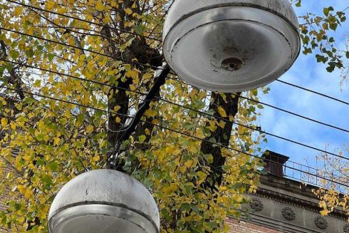 На Відрадному хочуть демонтувати підвісні ліхтарі та встановити стовпи з LED освітленням: місцеві викликали поліцію