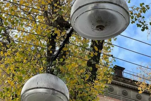 На Відрадному хочуть демонтувати підвісні ліхтарі та встановити стовпи з LED освітленням: місцеві викликали поліцію