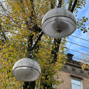 На Отрадном хотят демонтировать подвесные фонари и установить столбы с LED освещением: местные вызвали полицию