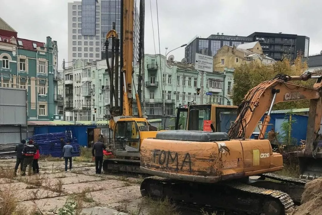 До &laquo;Будинку з комахами&raquo; знову звезли будівельну техніку