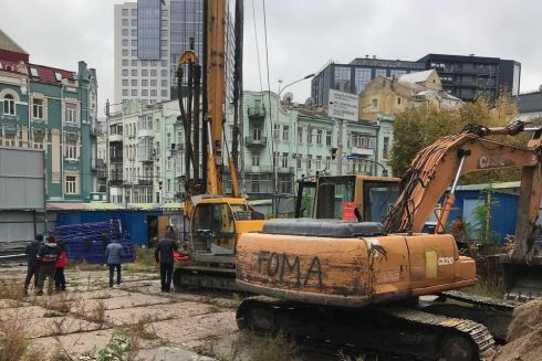 До &laquo;Будинку з комахами&raquo; знову звезли будівельну техніку