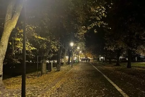 На ВДНГ установили новые фонари: декоративные элементы из старых опор реставрируют