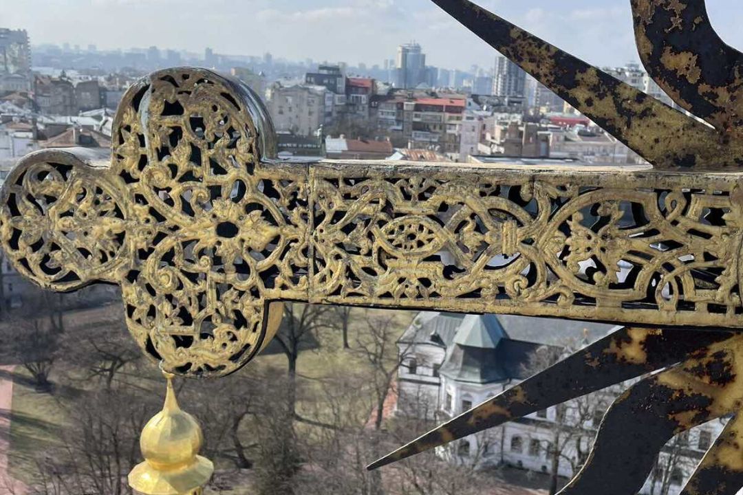 У Софії Київській показали стан покрівлі та куполів собору