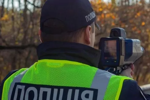 На дорогах Києва поліцейські почали вимірювати швидкість руху транспорту: адреси