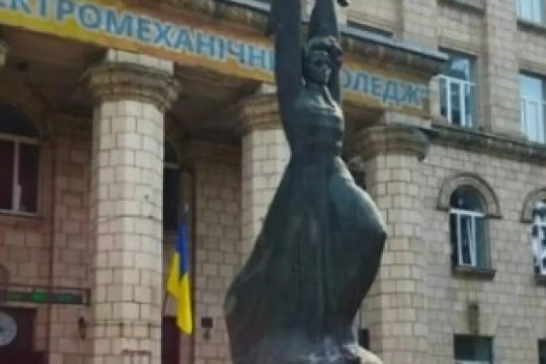 На Соломенке демонтировали памятник Николаю Островскому