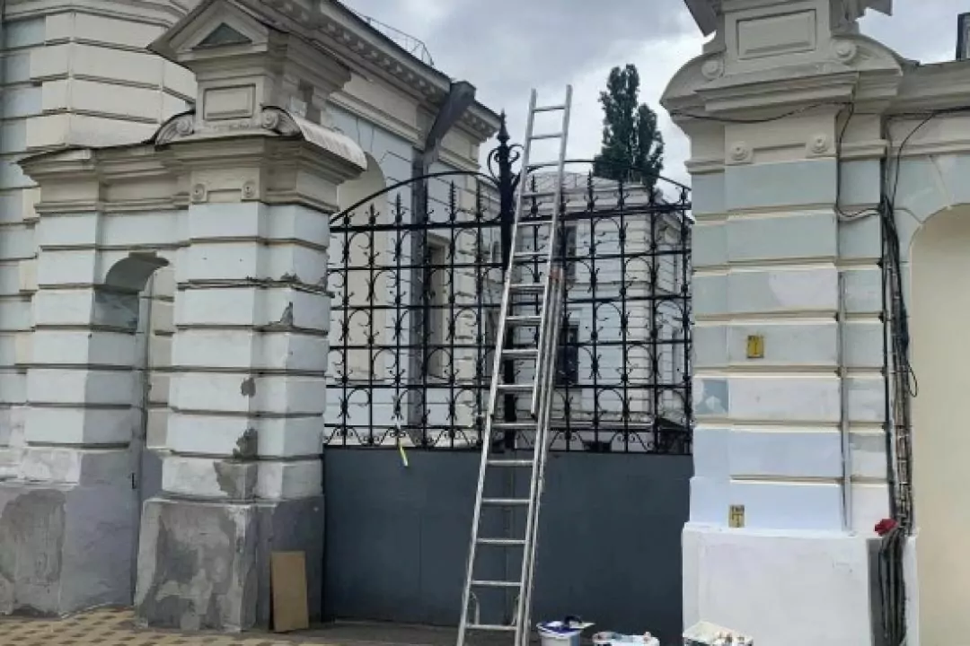 У Києві почали реставрувати браму садиби Терещенка