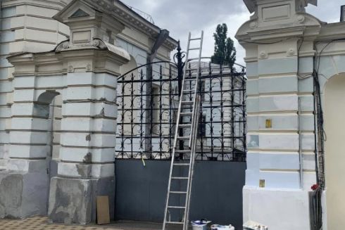У Києві почали реставрувати браму садиби Терещенка