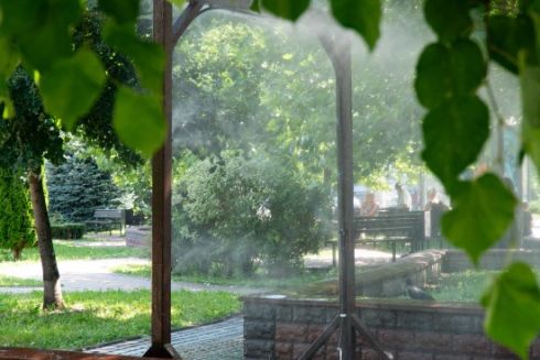 У парках і скверах Києва встановлюють рамки-розпилювачі води: адреси