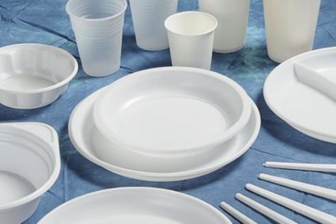 В Україні планують заборонити одноразовий посуд, ватні палички і соломинки для напоїв