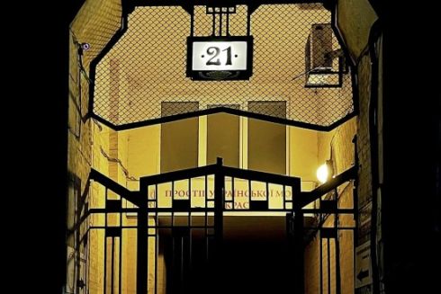 Возле Театральной отреставрировали старинный фонарь-указатель: фото