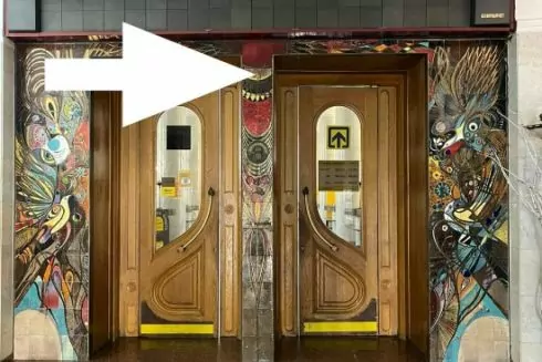 У Головпоштамті демонтували частину керамічного панно Людмили Мешкової