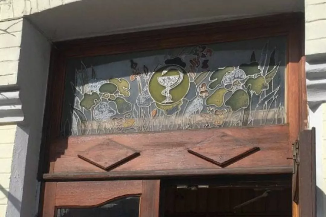 Кияни зібрали гроші на реставрацію старовинних дверей аптеки на Хмельницького