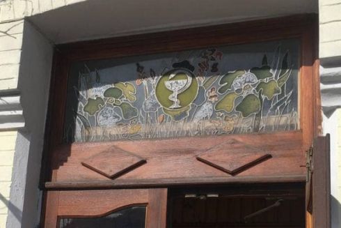 Кияни зібрали гроші на реставрацію старовинних дверей аптеки на Хмельницького