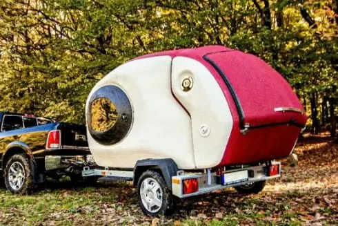 Український стартап виготовив 3D-будинок на колесах із тисячі пластикових пляшок: фото