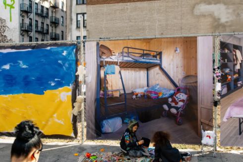 У Нью-Йорку відкрили інсталяцію Empty Beds, присвячену депортованим у росію українським дітям