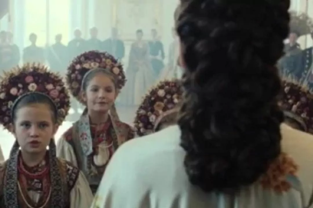 У серіалі "Імператриця" від Netflix прозвучала українська народна пісня "Сонце низенько"
