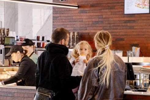 На Центральному вокзалі запрацювала інклюзивна пекарня, яку відкрив військовий