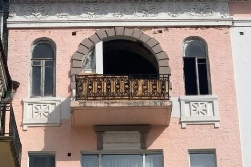 Демонтовану перемичку історичного вікна на Великій Житомирській повернули на місце: фото