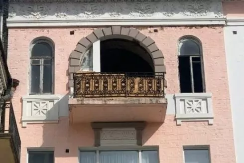 Демонтовану перемичку історичного вікна на Великій Житомирській повернули на місце: фото